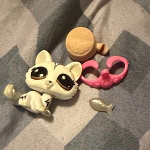 Littlest petshop cat 2/15$
